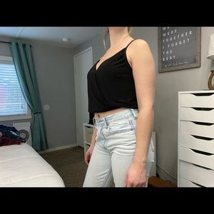 black cropped v neck tank top